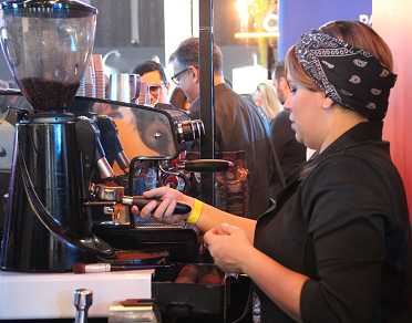 Barista preparando café