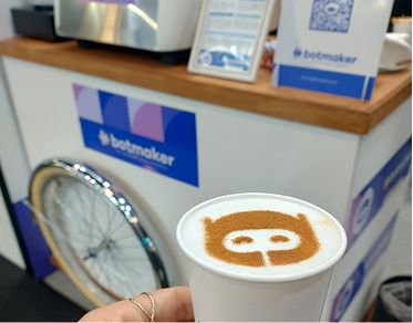 Latte art em estande Botmaker