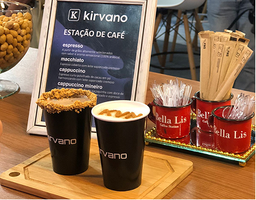 Estação de café Kirvano com produtos Bella Lis
