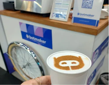 Latte art em estande Botmaker