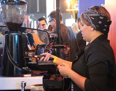Barista preparando café